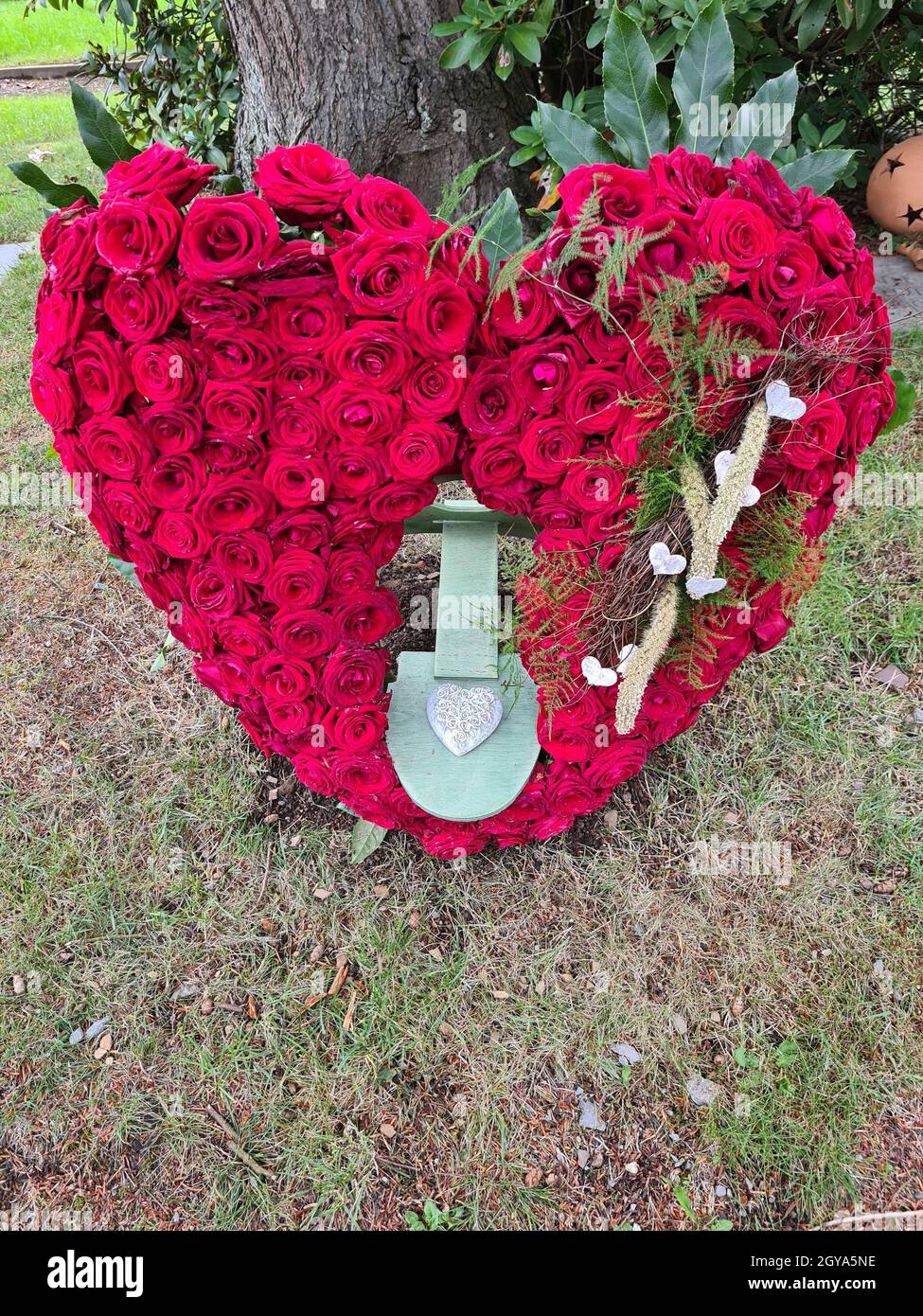 Arreglo floral en forma de corazón para funeral, día de San Valentín o boda Foto de stock