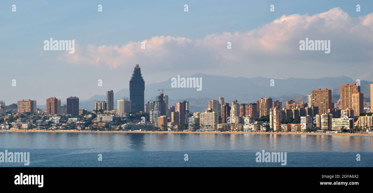 Imagen horizontal distante del lado del agua de la ciudad de Benidorm. Ciudad turística famosa en España. Rascacielos modernos, Mar Mediterráneo. Provincia de Alicante Foto de stock