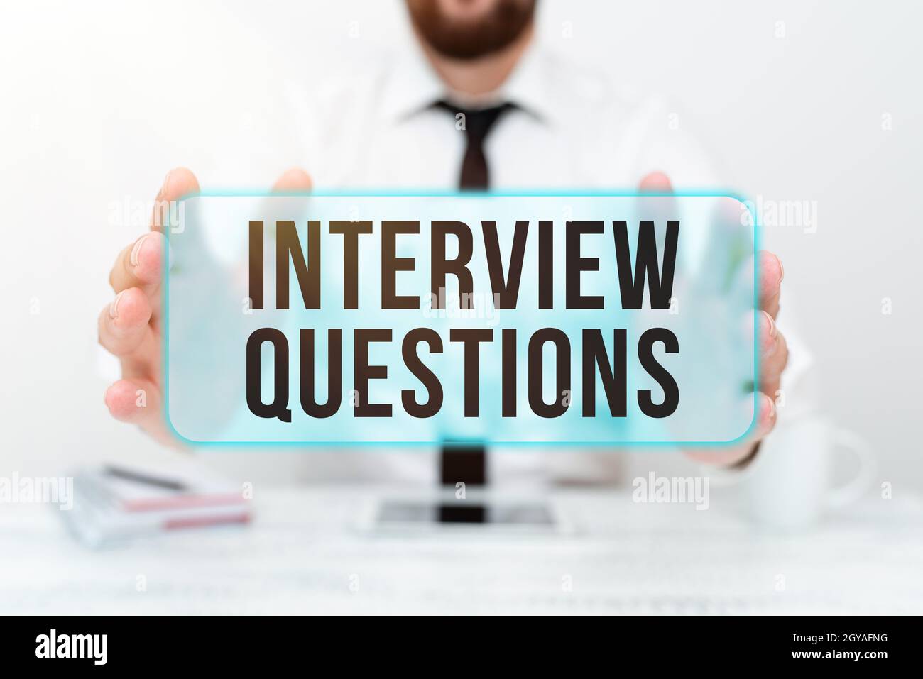 Muestra las preguntas de la entrevista, concepto que significa el tema típico que se hace o pregunta durante una entrevista que presenta la tecnología de la comunicación Smartp Foto de stock