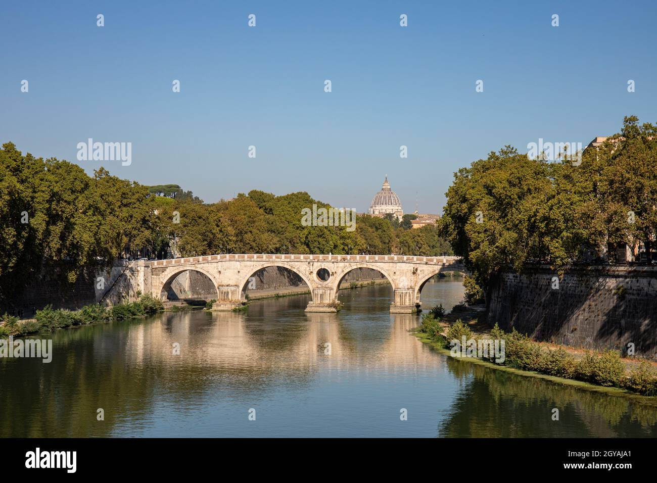 Ponte Sisto sobre el río Tíber con cúpula de la Basílica de San Pedro en el fondo. Roma, Italia. Foto de stock