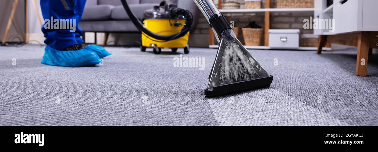 Persona limpiando alfombras usando limpiador de alfombras ia generativa