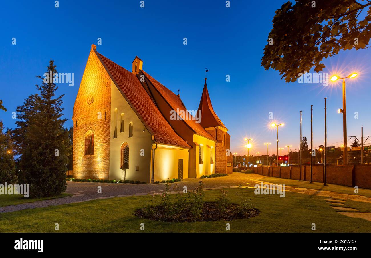 Panorama nocturno de la Iglesia de San Juan de Jerusalén fuera de las murallas en Poznan, Polonia Foto de stock