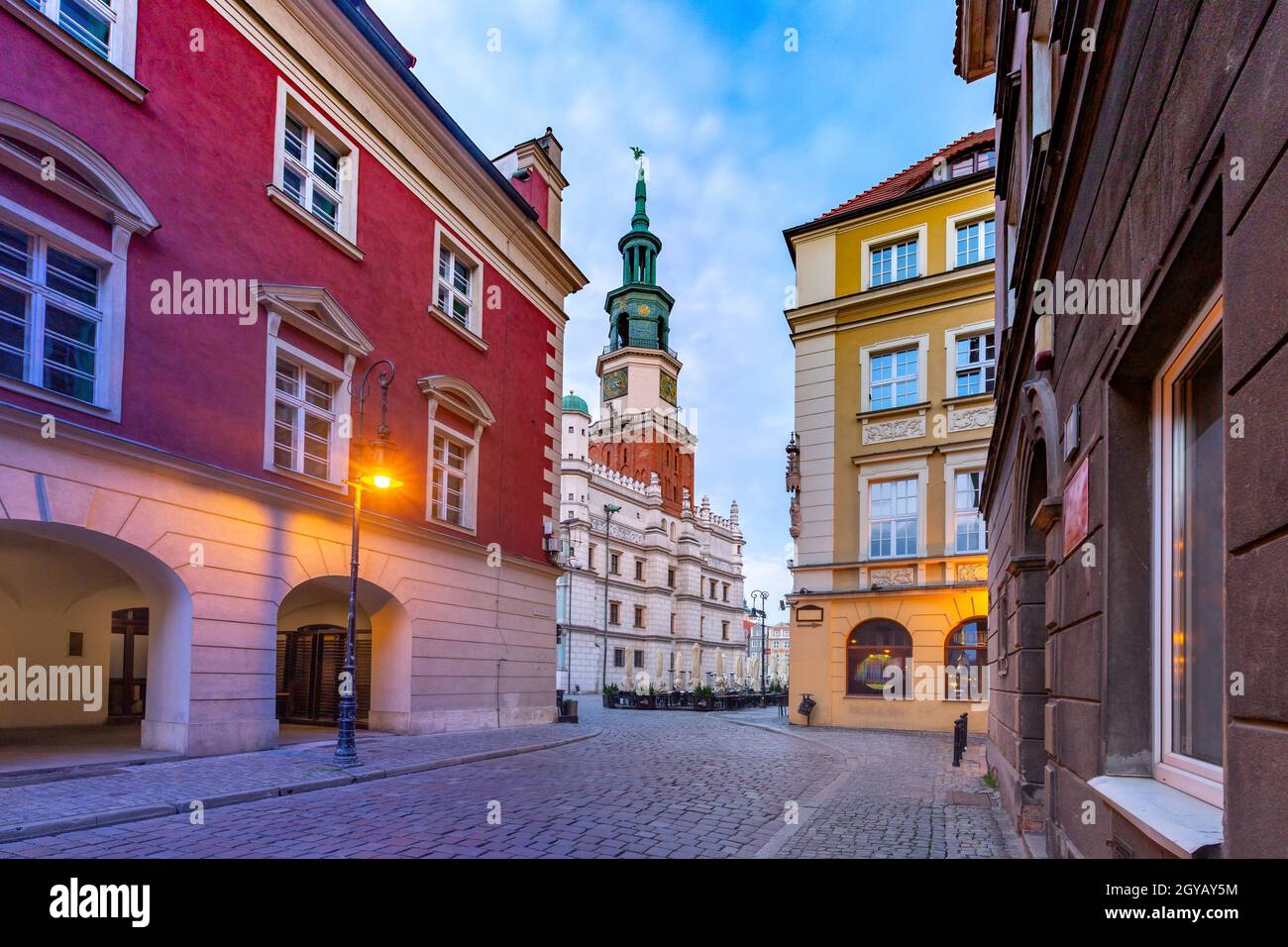 Calle vacía y el Ayuntamiento de Poznan en el casco antiguo al amanecer, Poznan, Polonia Foto de stock