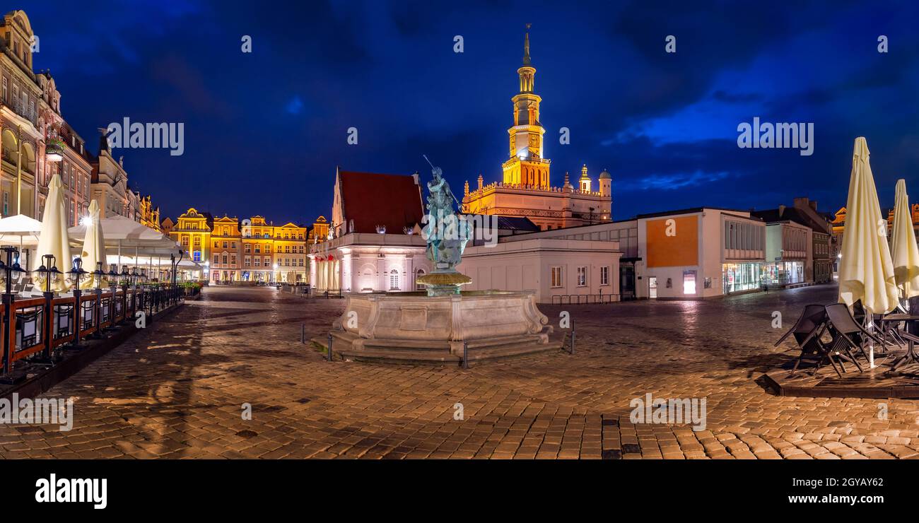 Panorama del Ayuntamiento de Poznan en la Plaza del Mercado Viejo en la Ciudad Vieja por la noche, Poznan, Polonia Foto de stock