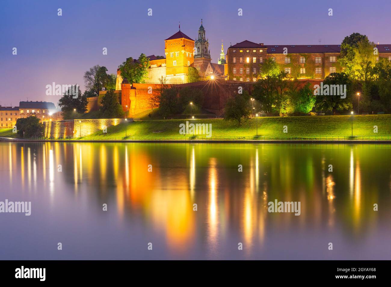 Panorama de la colina de Wawel con reflexión en el río por la noche vista desde el Vístula, Cracovia, Polonia Foto de stock