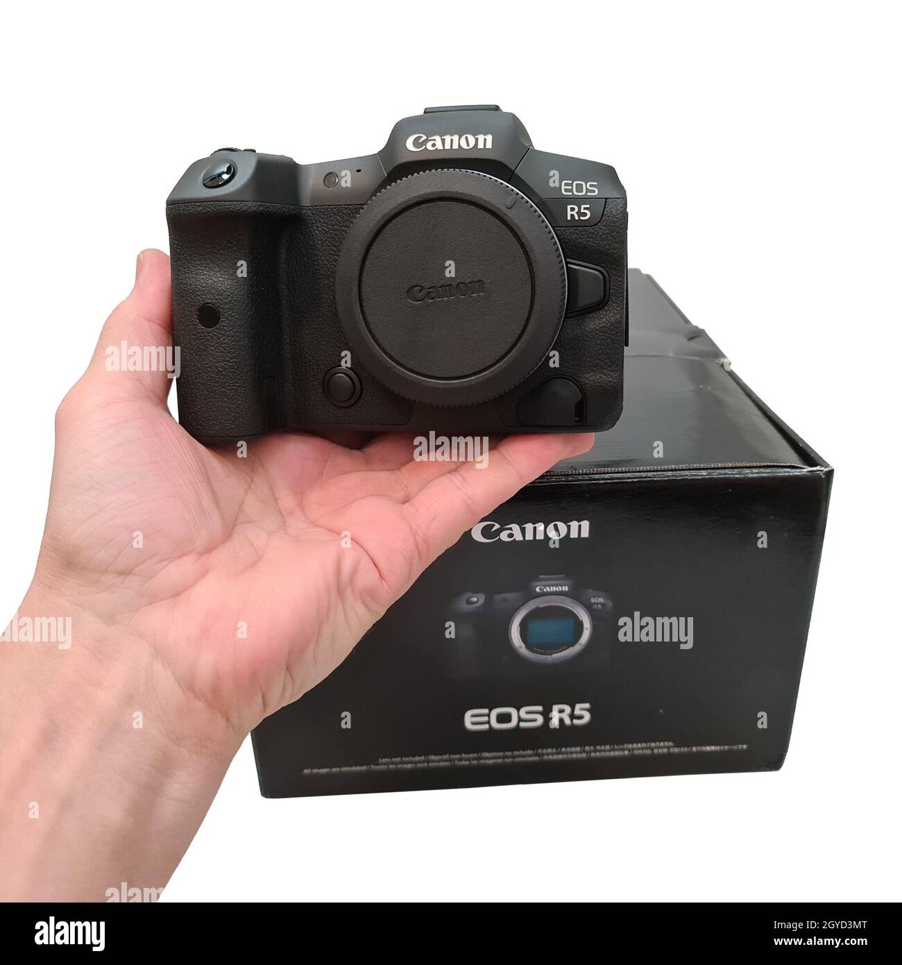 Vista de primer plano de la mano sujetando la nueva cámara Canon EOS R5  cerca de la caja del paquete sobre fondo blanco. SUECIA. Uppsala Fotografía  de stock - Alamy