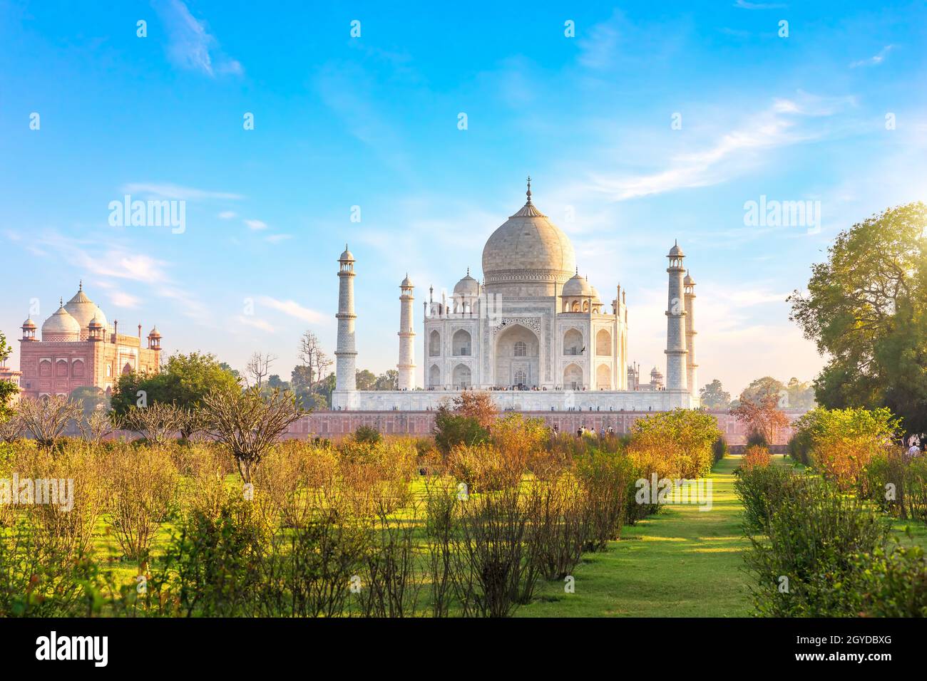 Hermoso jardín junto al Taj Mahal, famoso lugar de visita, India, Agra. Foto de stock