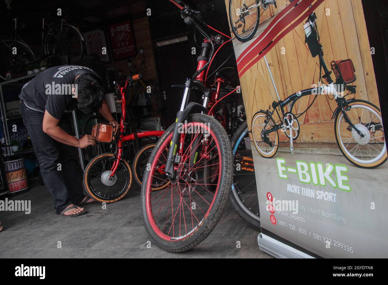 Self-indulgence battery initial Bandung, Indonesia. 07th Oct, 2021. Un mecánico visto instalando un  compartimiento de batería en una bicicleta plegable que será modificada en  una bicicleta eléctrica en el taller de Arusik Bikes en Bandung.