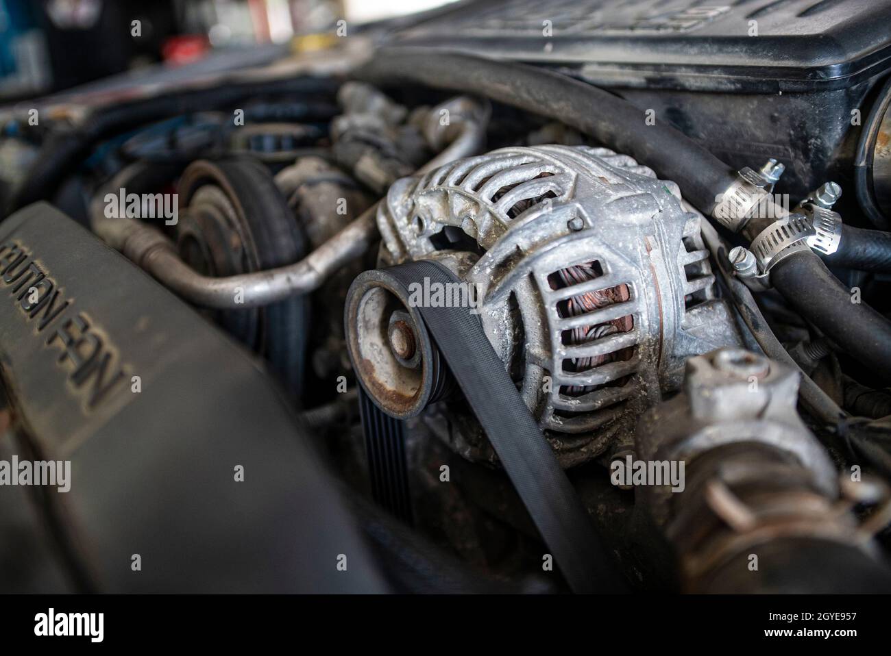 Detalle del alternador del motor del coche en un taller mecánico Fotografía  de stock - Alamy