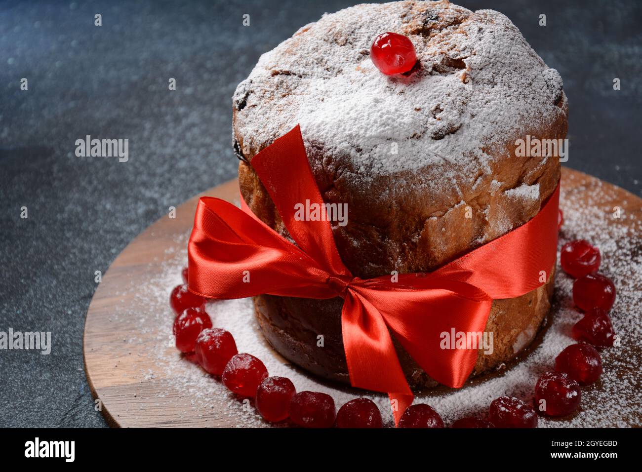 Concepto de Navidad y año Nuevo. Panettone (pastel de Navidad italiano) Foto de stock