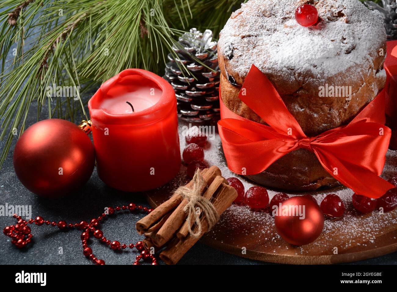 Concepto de Navidad y año Nuevo. Panettone (pastel de Navidad italiano) Foto de stock