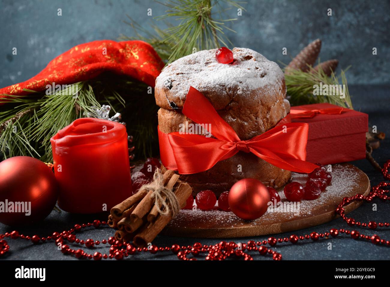 Concepto de Navidad y año Nuevo. Panettone (pastel de Navidad italiano) Foto de stock