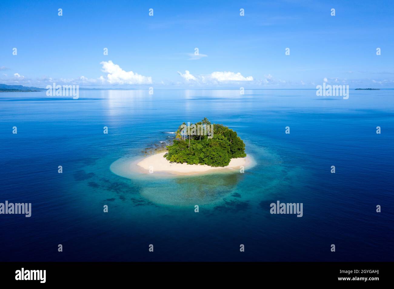 Isla sin nombre, deshabitada en Santa Isabel, Islas Salomón Fotografía de  stock - Alamy