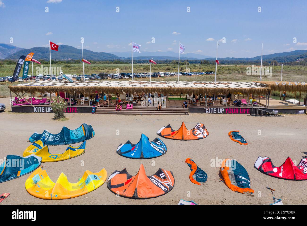 Provincia de Akyaka Mugla, Ula Turquía destino de kite surf vista aérea  sobre las escuelas de kitesurf, la playa el mar y el río. Un drone de  kiteboarding Fotografía de stock -