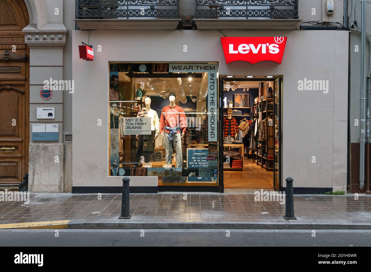 VALENCIA, ESPAÑA - 30 DE SEPTIEMBRE de 2021: Levi Strauss & Co. Es una  compañía de ropa americana conocida mundialmente por su marca Levi's de  jeans denim Fotografía de stock - Alamy