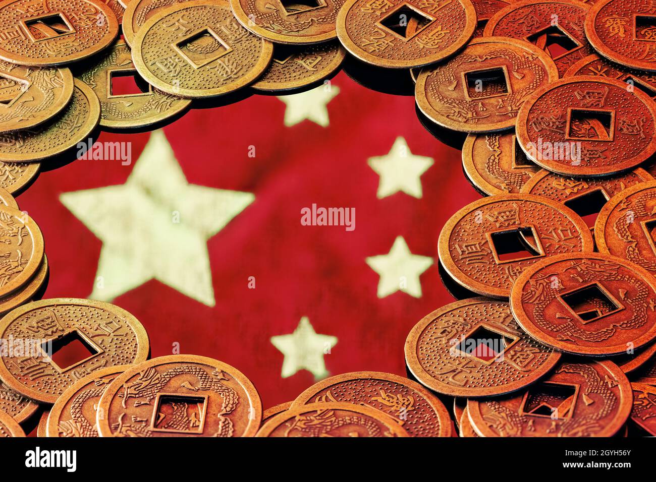 La bandera de China rodeada de afortunadas monedas de feng shui. El concepto de la economía china. Foto de stock
