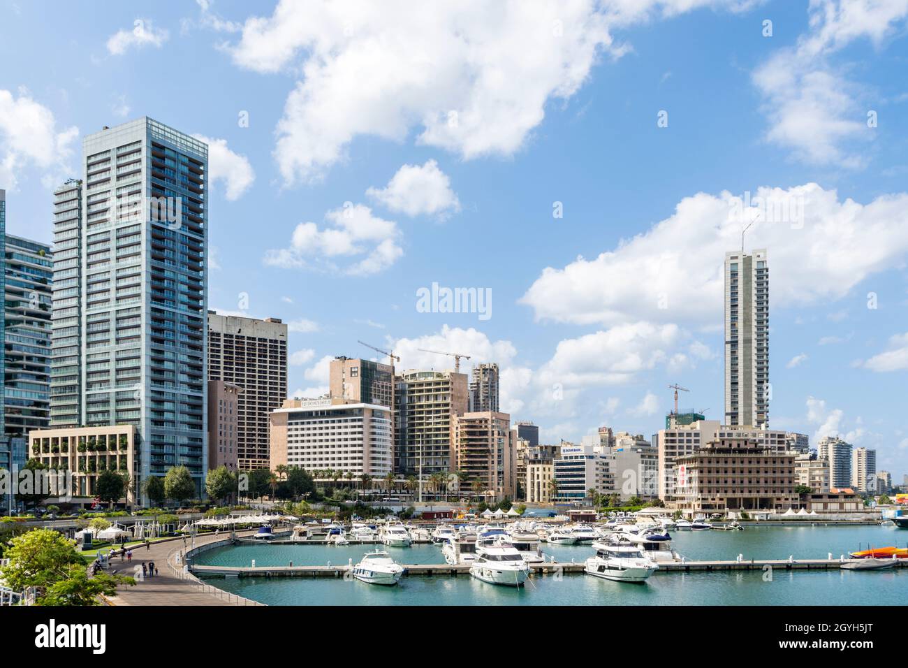 Perfil de Beirut desde la Bahía de San Jorge, la Bahía de Zaitunay, Beirut, Líbano Foto de stock