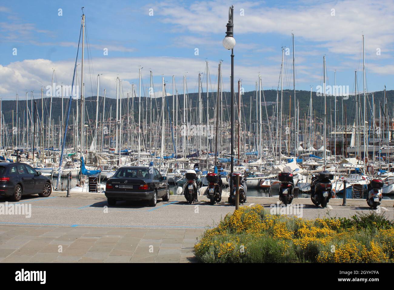 Puerto en la ciudad italiana de Trieste en el mar Adriático Foto de stock
