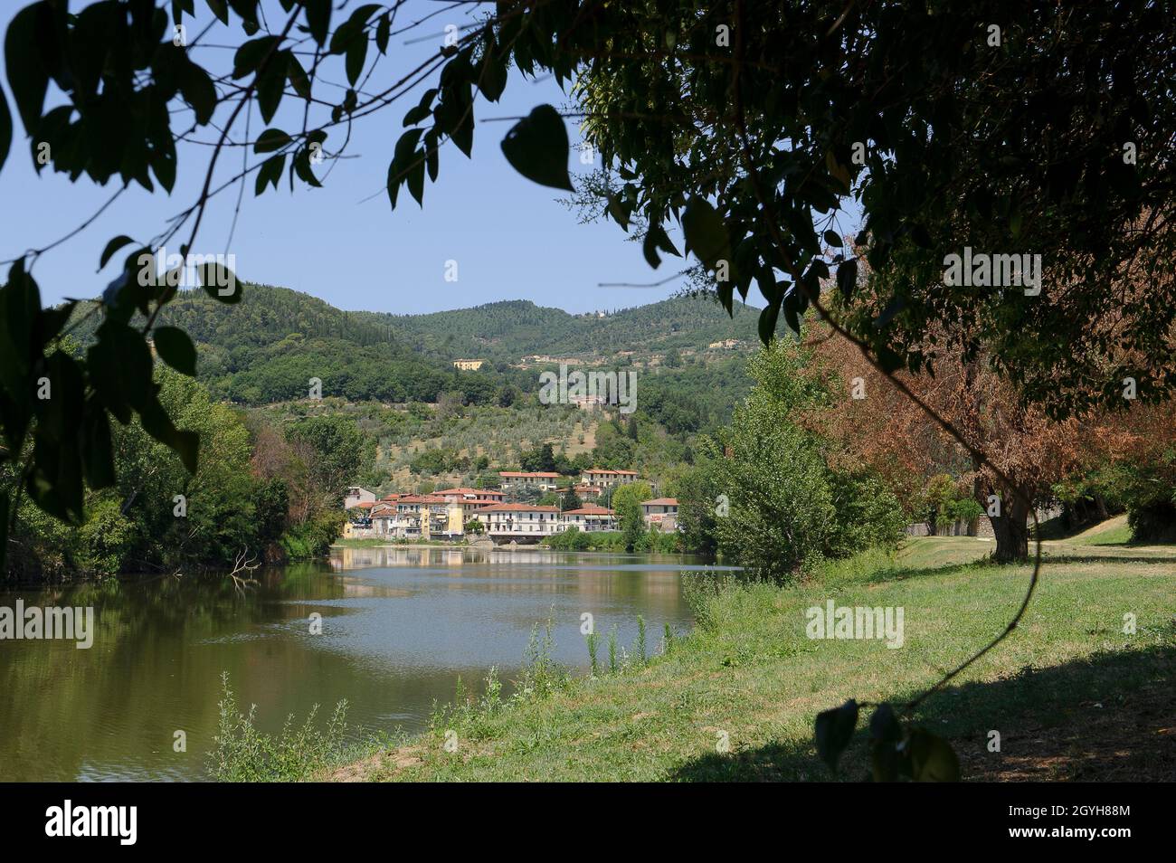 Europa, Italia, Toscana, provincia de Florencia, el río Arno en Remole en el Casentino. Foto de stock