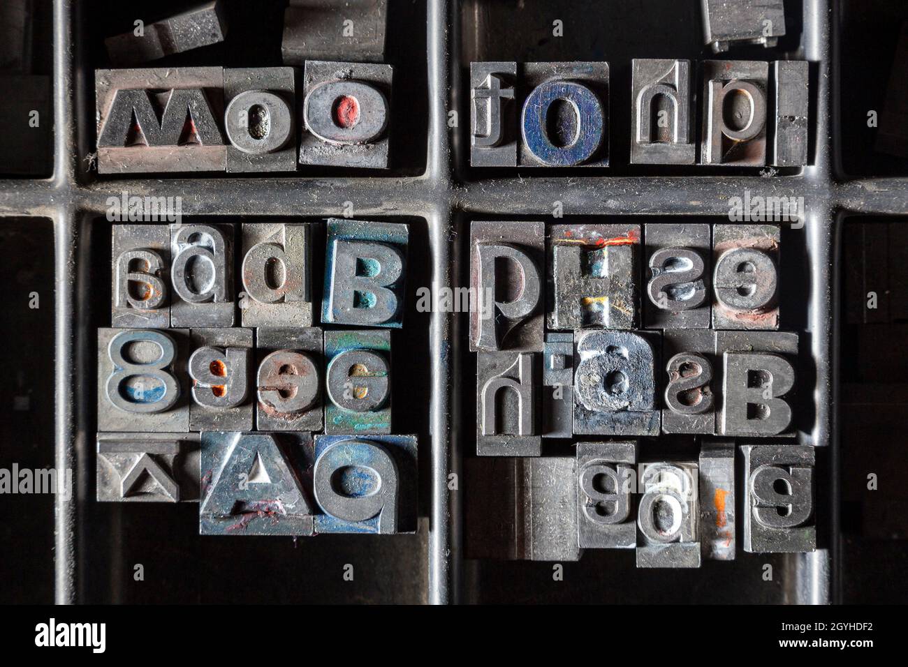 Impresión de tipografía, impresión de tipografía, letras individuales dispuestas para formar palabras. El tipo de metal era ideal para la impresión comercial, una impresión tradicional Foto de stock
