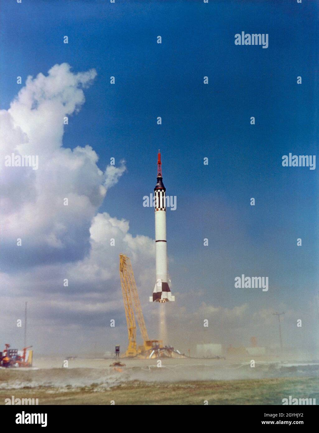 (31 de enero de 1961) --- El lanzamiento de la misión suborbital Mercury-Redstone 2 (MR-2) desde Cabo Cañaveral, Florida, el 31 de enero de 1961. A bordo de la nave espacial estaba ?Ham?, un chimpancé de 37 libras. A pesar de un factor de aceleración excesiva, el vuelo se consideró exitoso. Después de la recuperación Ham parecía estar en buenas condiciones fisiológicas, pero algún tiempo después cuando se le mostró la nave espacial Mercury, era visualmente evidente que no tenía más interés en cooperar con el programa de vuelo espacial Foto de stock