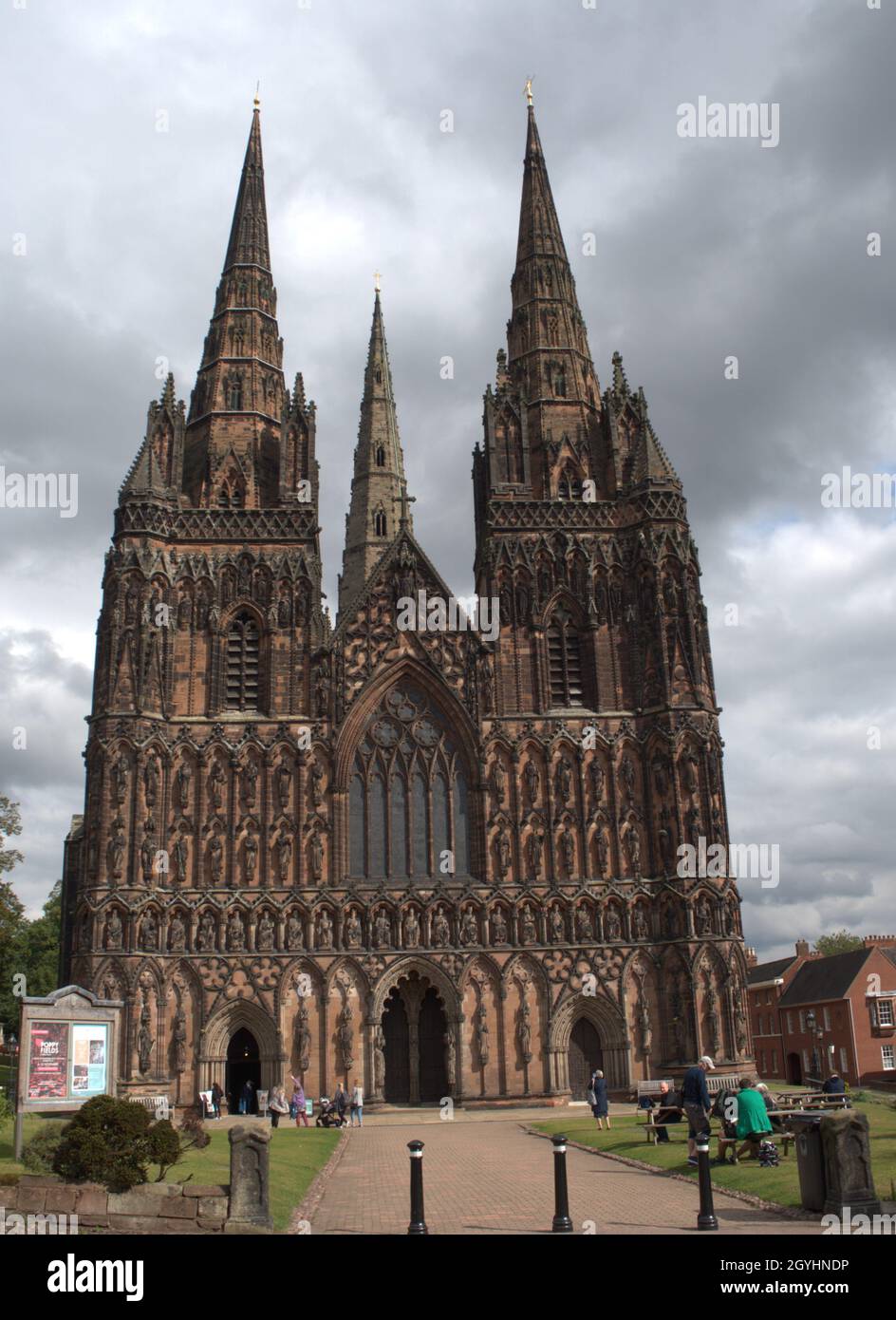 La catedral de Lichfield en Lichfield, Staffordshire, Inglaterra, es la única catedral inglesa medieval con tres agujas. Foto de stock