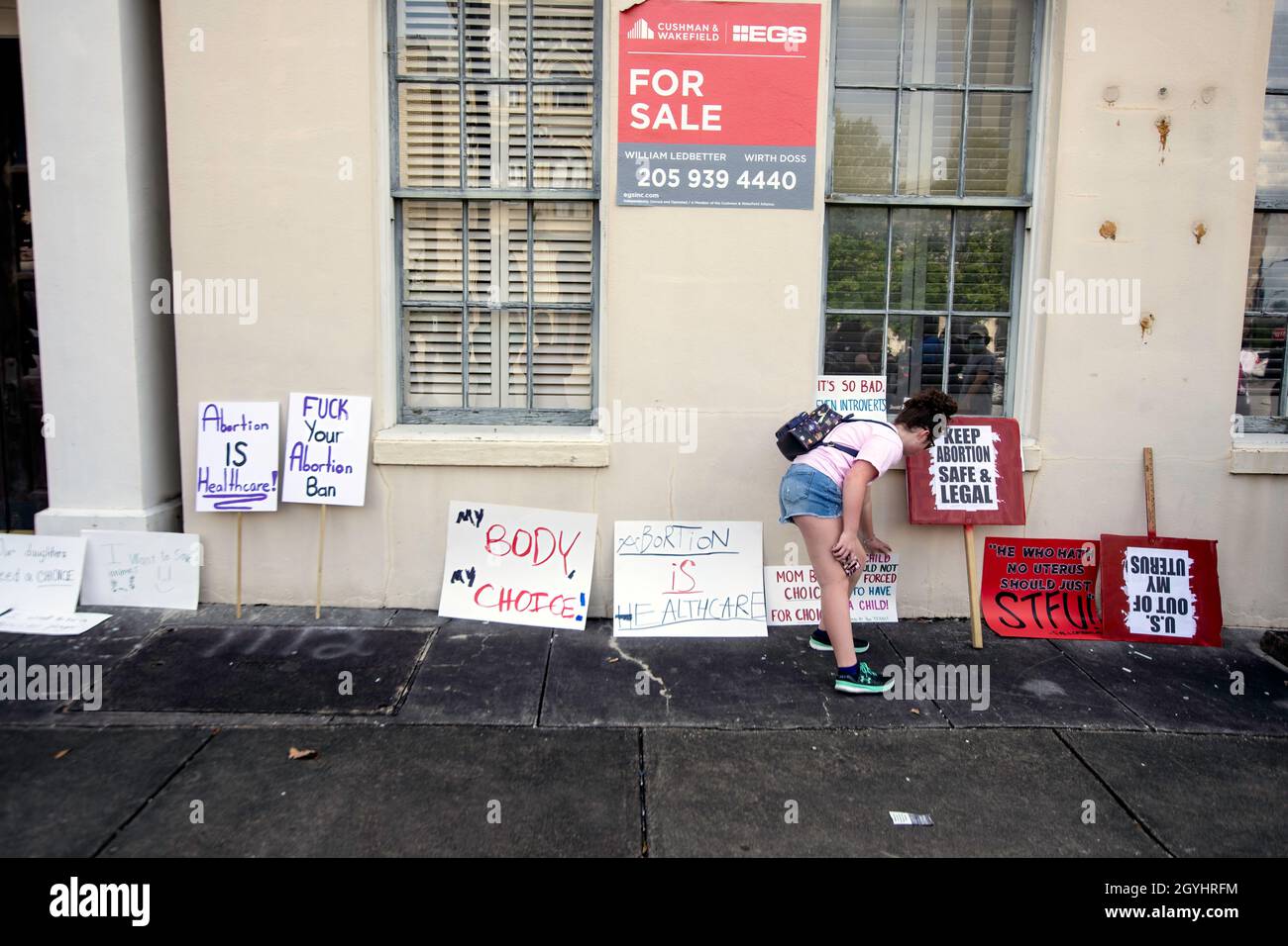 Montgomery, Alabama, EE.UU. - 2 de octubre de 2021: Una mujer solitaria coloca su signo contra la pared. Los manifestantes se vieron obligados a abandonar sus letreros para la Wom de 2021 Foto de stock