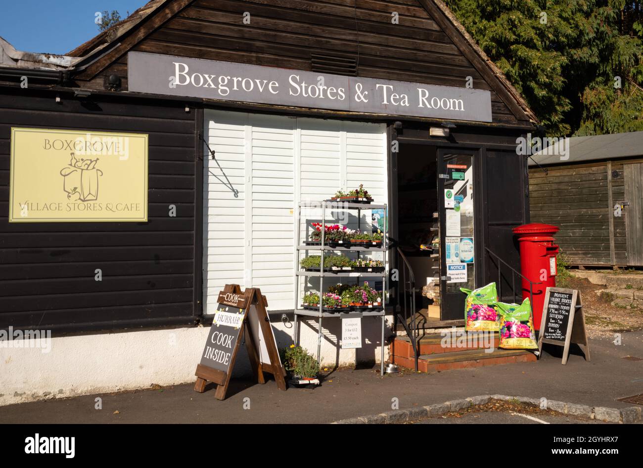 Tienda tradicional inglesa - Boxgrove Stores y Tea Room en Boxgrove, West Sussex, Reino Unido Foto de stock