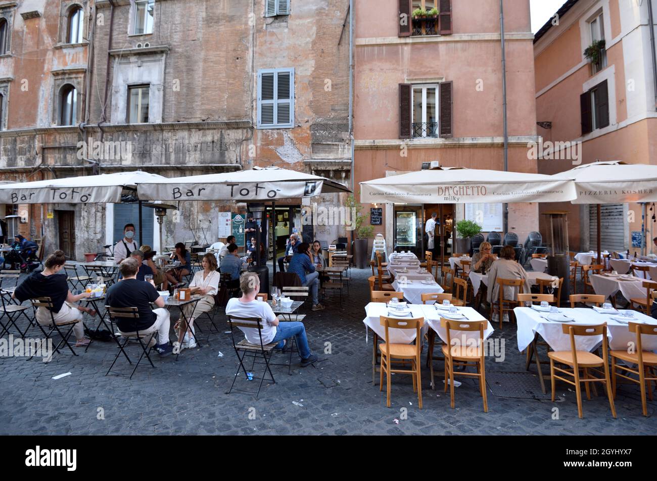 Italia, Roma, el ghetto judío, via del portico d'ottavia Foto de stock
