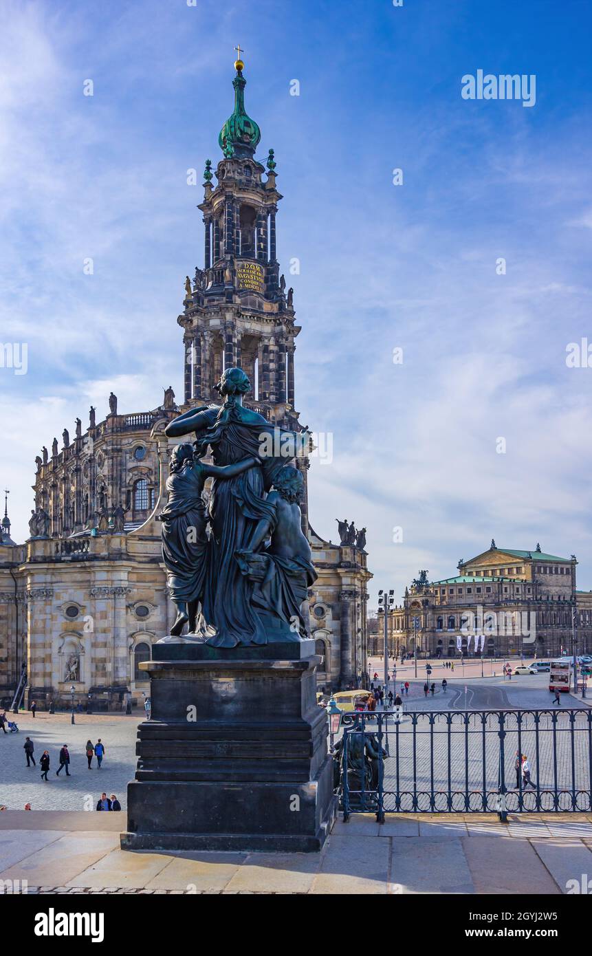 Dresden, Sajonia, Alemania: Vista desde la terraza Brühl a la plaza Schlossplatz y la catedral. Foto de stock