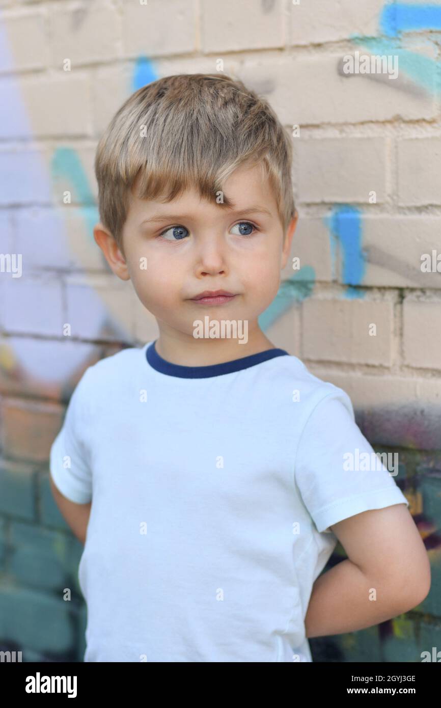 Un niño con ojos azules cerca de una pared colorida Fotografía de stock -  Alamy