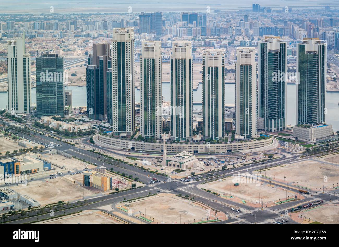 Imagen aérea de los edificios de la isla de Al Reem, las torres de la puerta, las torres del Sol y el Cielo, los puntos de interés y las atracciones de la ciudad de Abu Dhabi Foto de stock