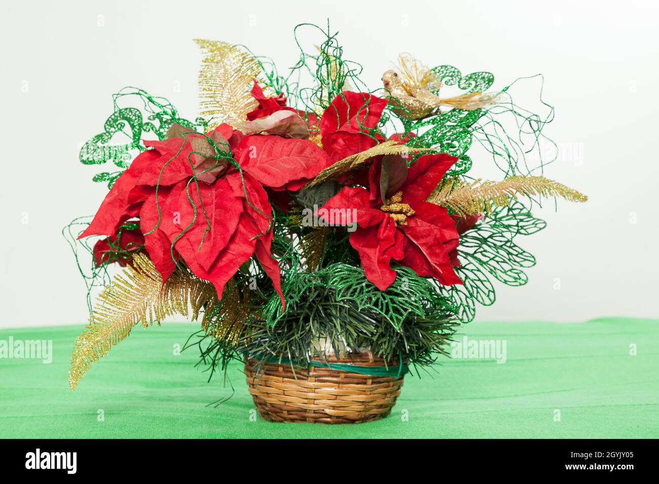 Decoración de Navidad; Cesta decorada con follaje artificial Fotografía de  stock - Alamy
