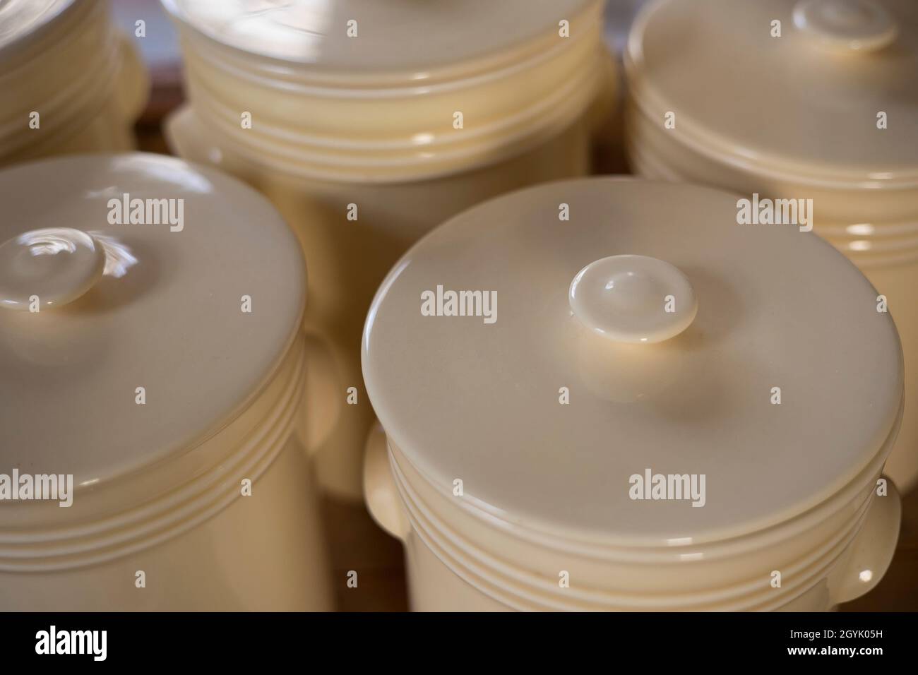 ollas de cerámica de color crema con tapas Foto de stock