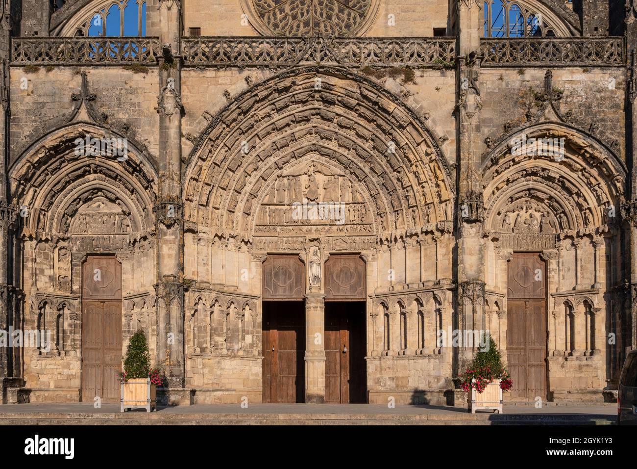 La catedral Cathédrale Saint-Jean-Baptiste en la Place de la Cathédrale en Bazas es parte de los Sitios Patrimonio de la Humanidad de las Rutas de Santiago de Foto de stock