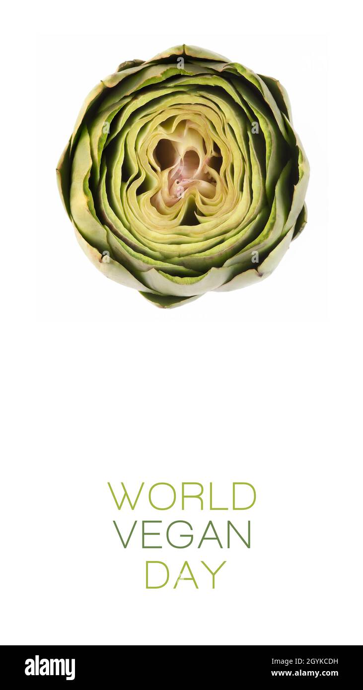Diseño de póster de World Vegan Day con cabeza de alcachofa fresca, vista superior aislada en blanco con texto y espacio de copia en formato vertical. World food d Foto de stock