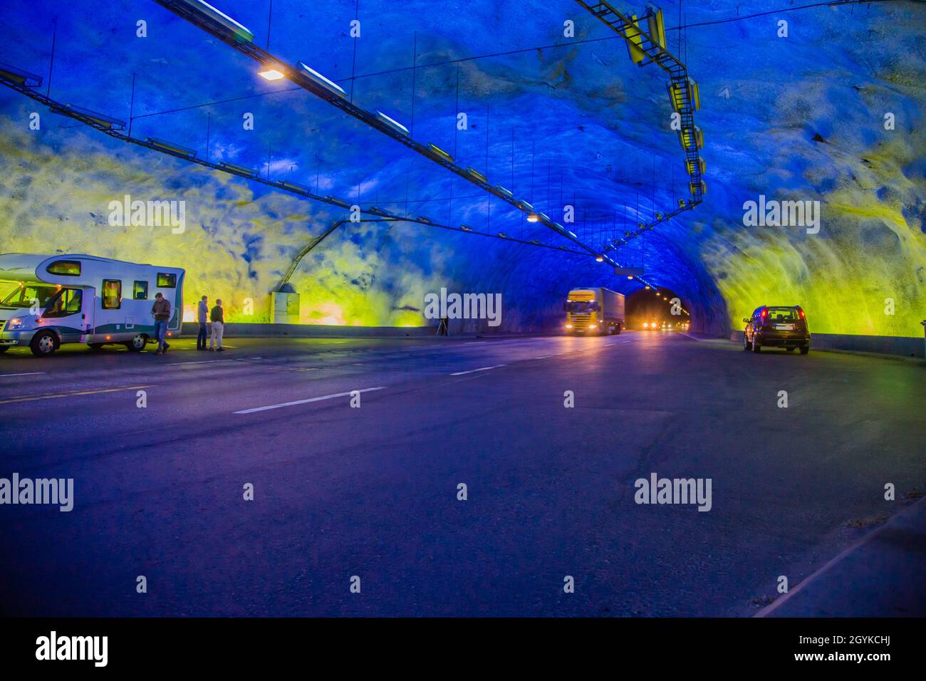 Aurland, Laerdal, Vestland, Noruega - 4 de agosto de 2013; El túnel Laerdal tiene 24,5 km de largo y tiene una iluminación especial en el turno y las zonas de descanso que ar Foto de stock
