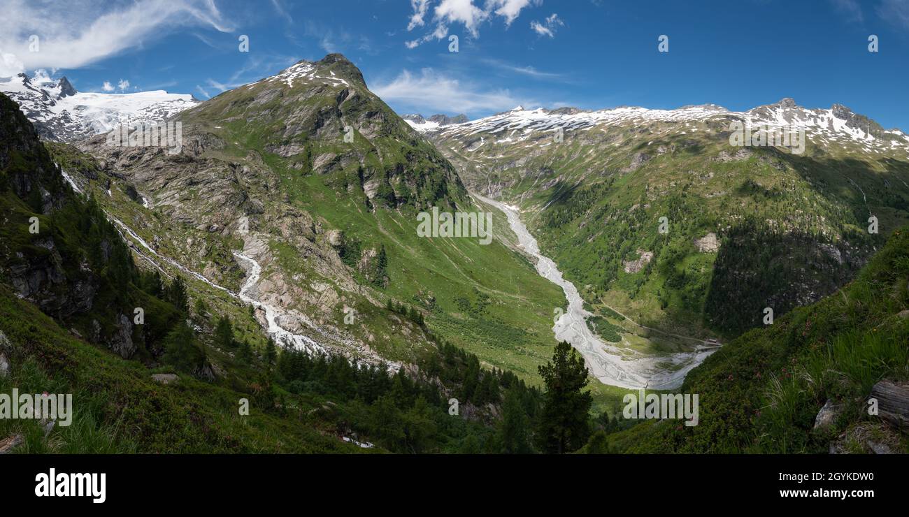 Río y glaciar en los Alpes austriacos (cerca de Grossvenediger) en el cielo azul de verano Foto de stock