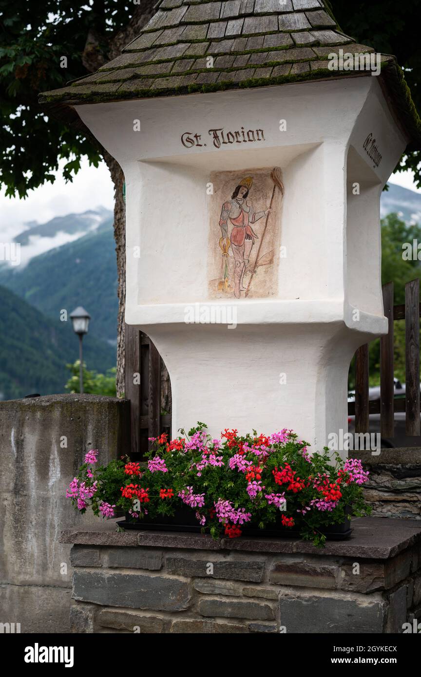 Santuario de Calvario con flores en Virgen (Tirol del Este, Austria) en un  día nublado en verano Fotografía de stock - Alamy
