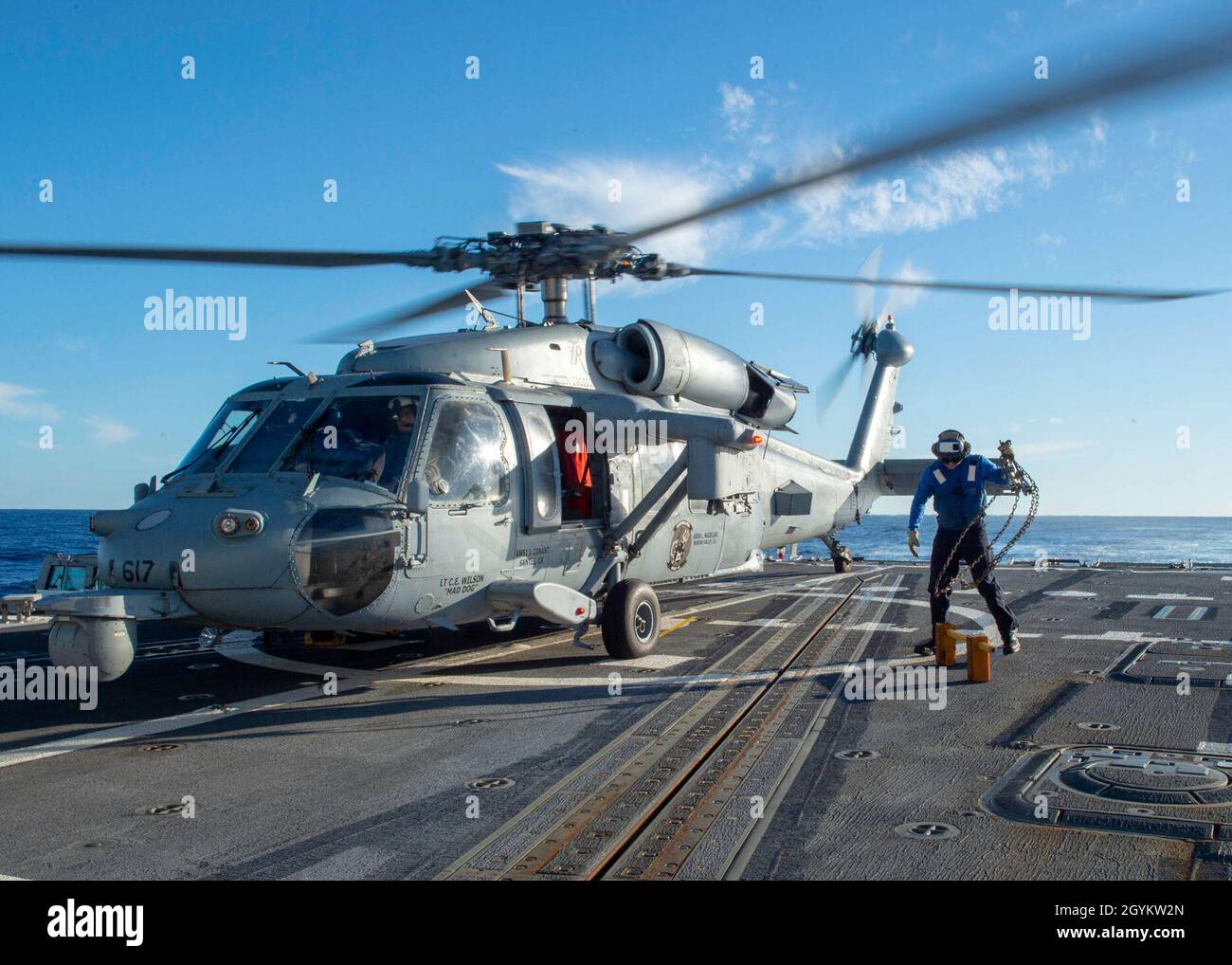 OCÉANO PACÍFICO (enero 23, 2020) Quartermaster 3rd Clase Cody Beach, de Virginia Beach, Va., elimina cadenas de un MH-60R Sea Hawk, asignado al “Paquete Wolf” de Helicóptero Maritime Strike Squadron (HSM) 75, en la cubierta de vuelo del destructor de misiles guiados de la clase Arleigh Burke USS Kidd (DDG 100) 23 de enero de 2020. Kidd, parte del Grupo de Ataque de Carrier de Theodore Roosevelt, está en un despliegue programado en el Indo-Pacífico. (EE.UU Foto de la Marina por Especialista en Comunicación de Masas 3rd Clase Brandie Nuzzi) Foto de stock