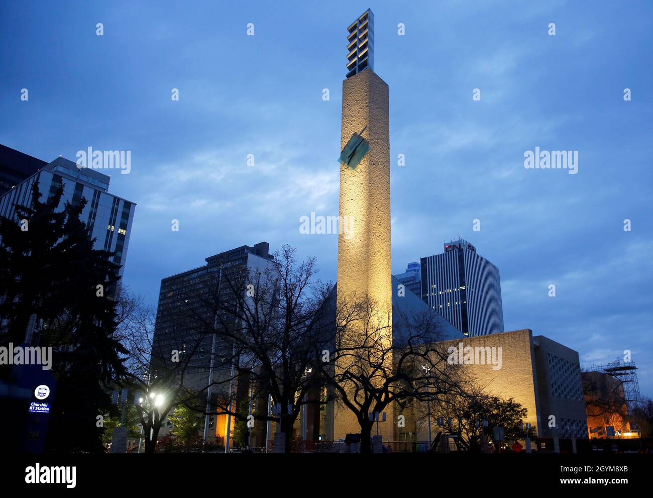 El ayuntamiento se ilumina por la noche en el centro de Edmonton, Alberta, Canadá 6 de octubre de 2021. Foto tomada el 6 de octubre de 2021. REUTERS/Todd Korol Foto de stock