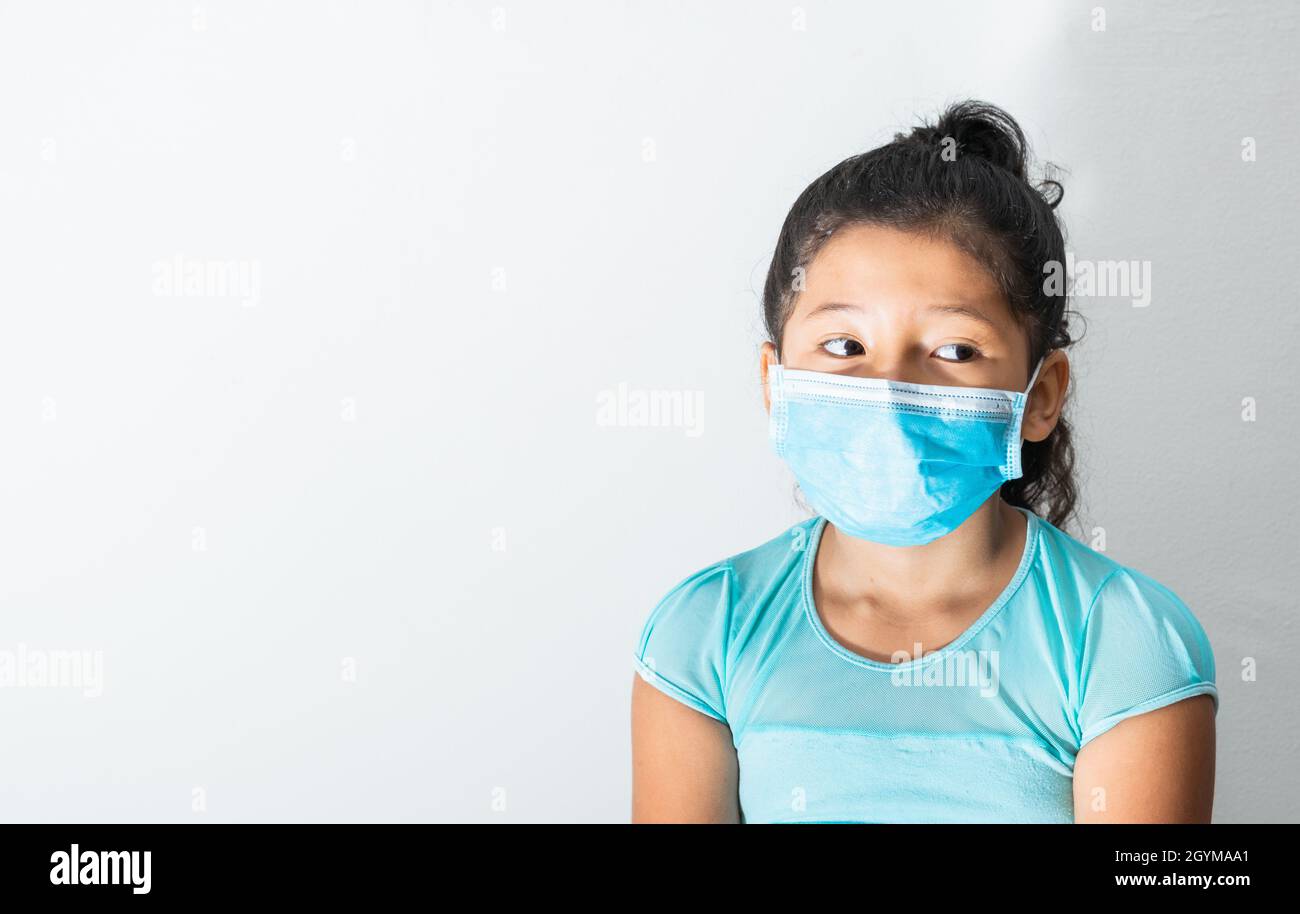 Pensativo morena niña mirando al lado izquierdo muy aburrido, con blusa  azul y máscara quirúrgica (Latina de 8 años) pandemia, cuarentena, covid  Fotografía de stock - Alamy
