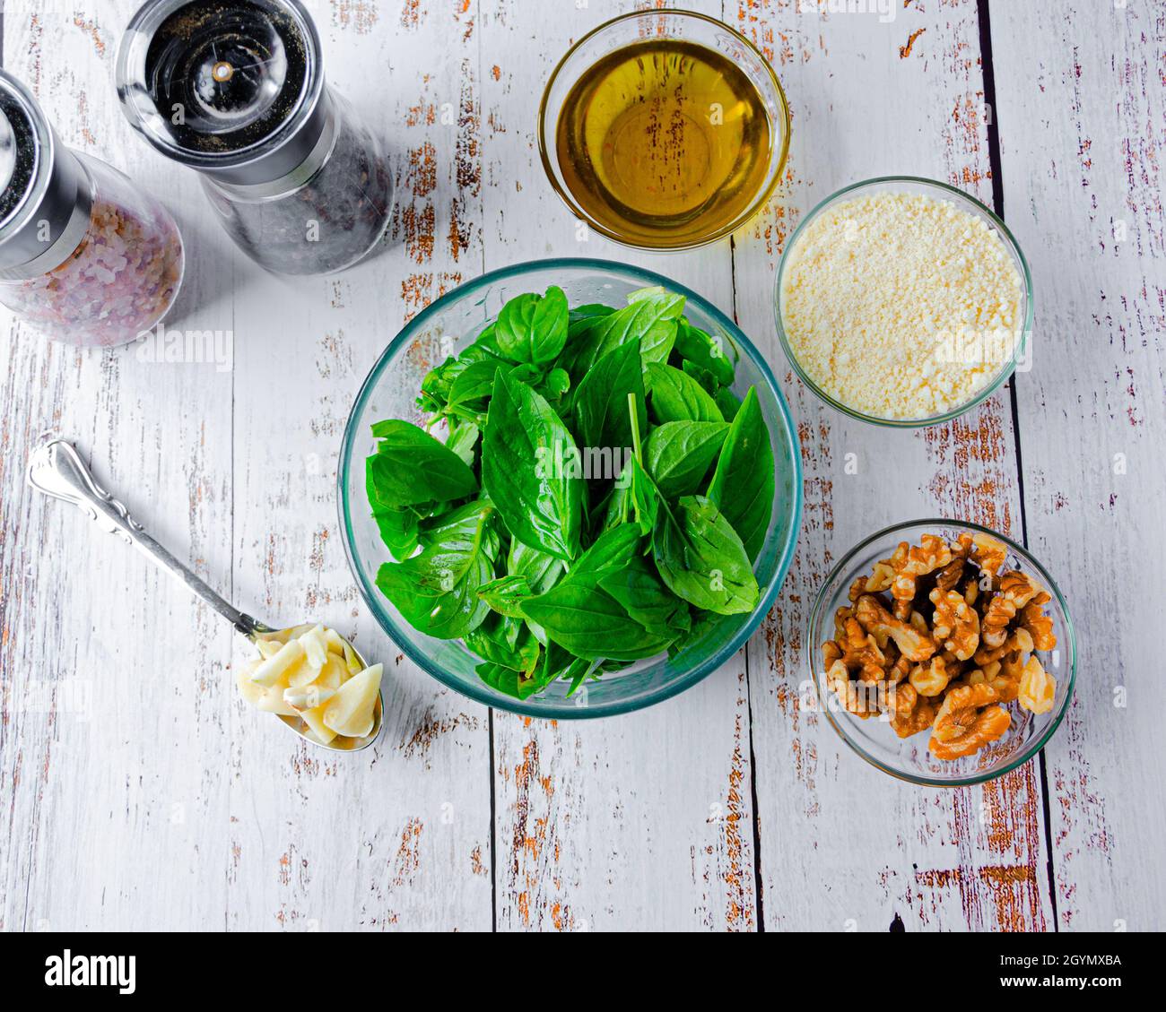 Ingredientes para la elaboración de aceite de albahaca de pesto Nueces Queso Ajo Foto de stock