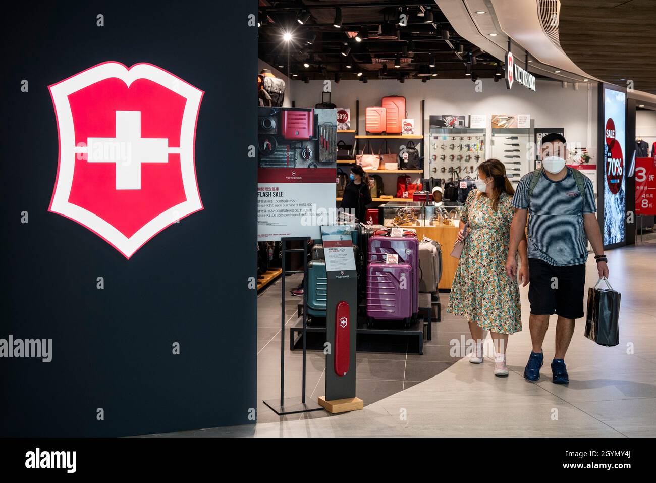 Los compradores pasan por la tienda Victorinox de la marca suiza fabricante de cuchillos y relojería de lujo Hong Kong Fotografía de stock Alamy