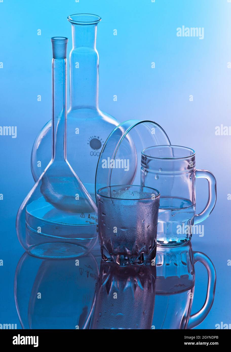 vertical de recipientes vidrio para laboratorio químico Fotografía de stock -
