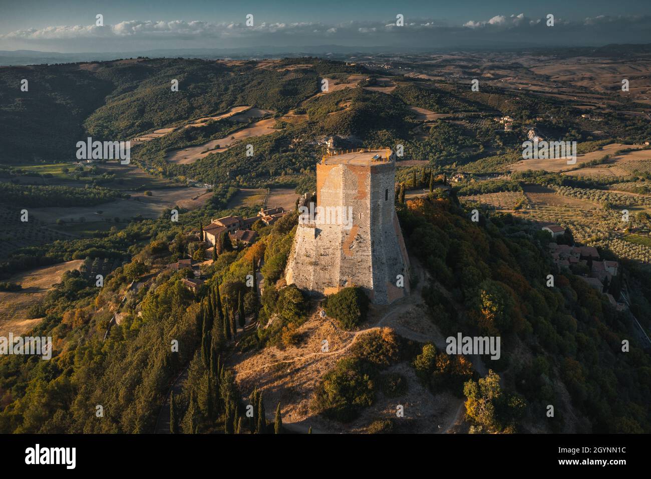 Los aviones teledirigidos vuelan sobre Rocca d'Orcia, Italia al atardecer en Italia Foto de stock