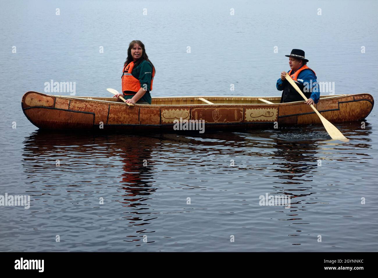 El constructor de canoas Todd Labrador y su esposa en el taller de canoas de corteza de abedul en el Parque Nacional Kejimkujik, Nueva Escocia, Canadá Foto de stock