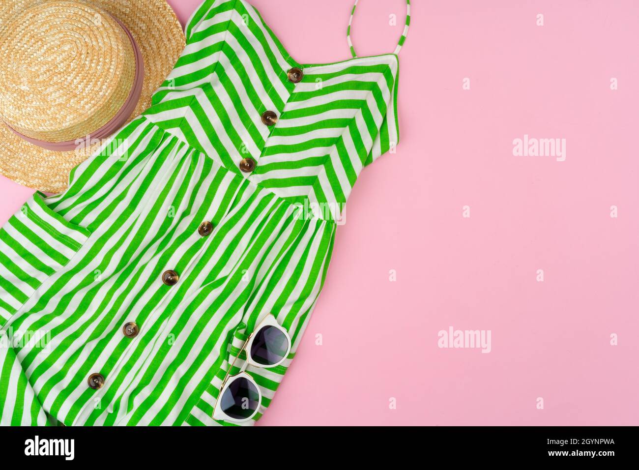 de ropa de verano para mujer sobre rosa Fotografía de stock - Alamy