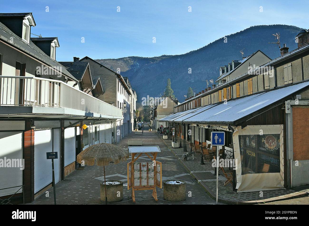 Centro histórico de bañeras de Luchón, también situado en la provincia de Haute-Garonne, en la región de Mediodía-Pirineos, Francia Foto de stock