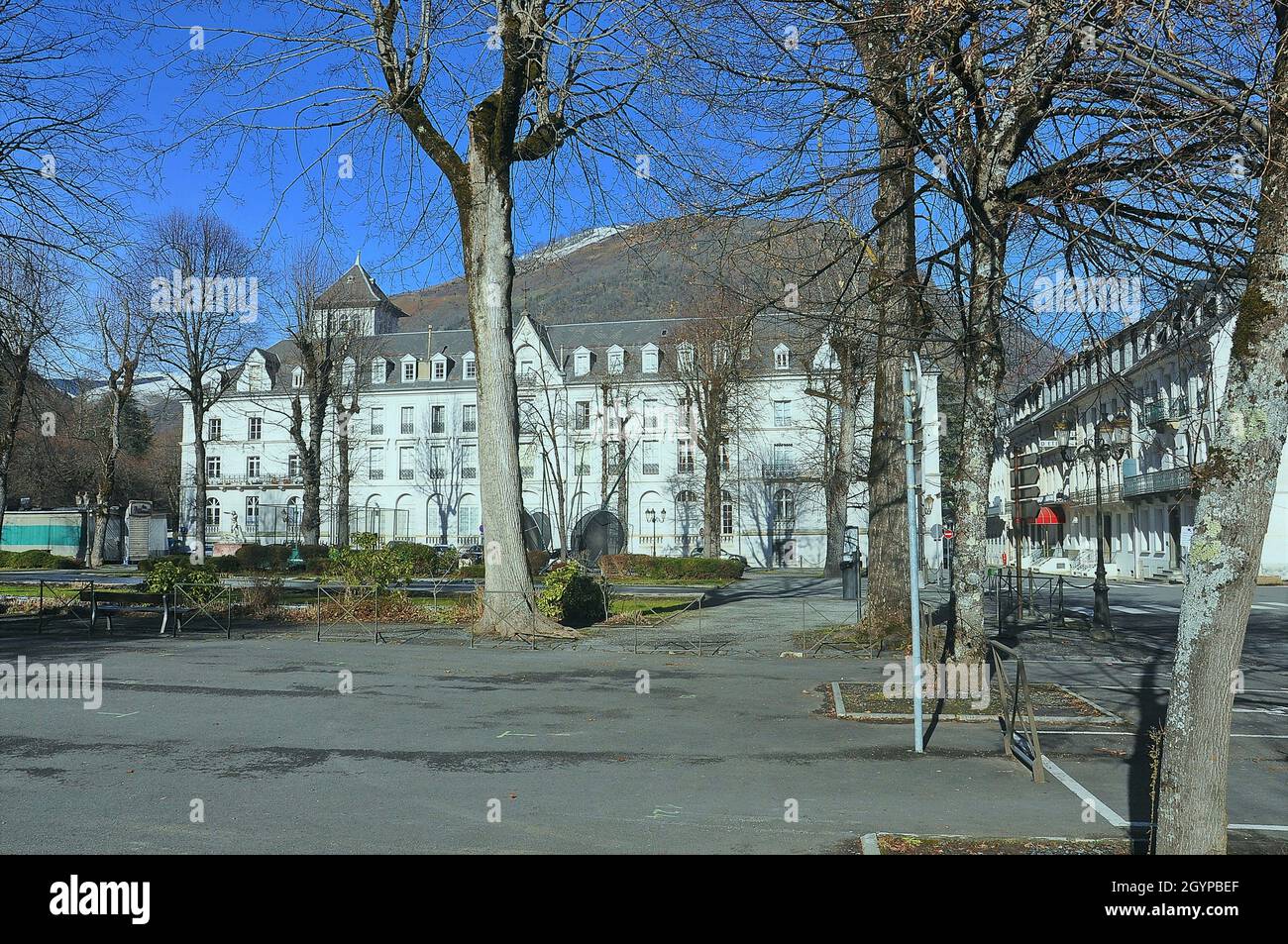 Centro histórico de bañeras de Luchón, también situado en la provincia de Haute-Garonne, en la región de Mediodía-Pirineos, Francia Foto de stock